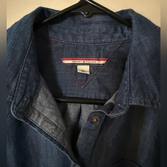 🌹Tommy Hilfiger Blue Denim Button-Up Shirt - Picture 3 of 4
